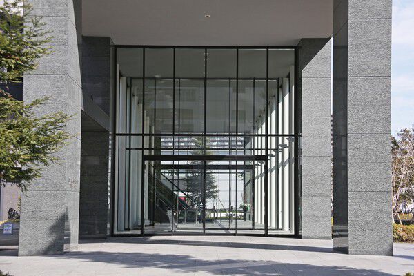 美術館のオブジェを思わせる2層吹き抜けのグランドエントランス。