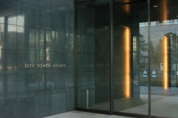 扉の先は3層吹き抜けのグランドロビー。ステイタス溢れる空間です。