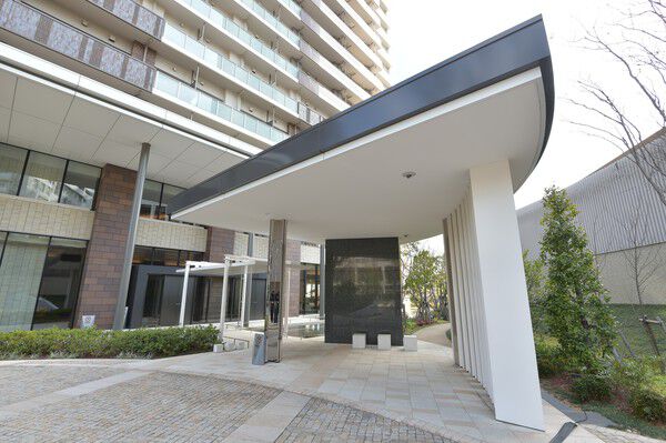 ラグジュアリーなエントランスコートには、シックな色合いが映えるキャノピーを設置。