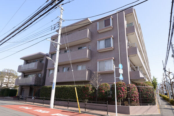 【東小金井パークホームズ】外壁には厚みのあるコンクリートに断熱材を吹き付け、保温と遮音効果を両立。		 【東小金井パークホームズ】外壁には厚みのあるコンクリートに断熱材を吹き付け、保温と遮音効果を両立。