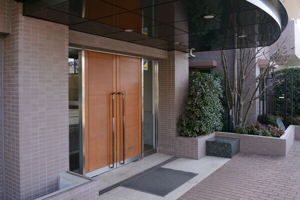 エントランスは大理石や御影石を用いて、格調高い意匠に。