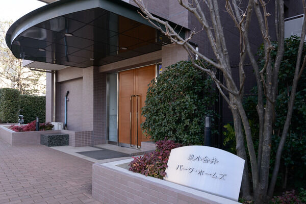 敷地内にはもくれん公園など、緑豊かな共用スペースも充実。		