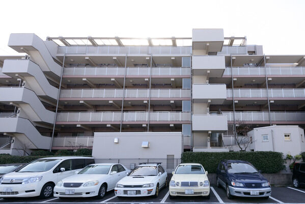 32台収容の駐車場、52台収容の自転車駐輪場を敷地内に設置。