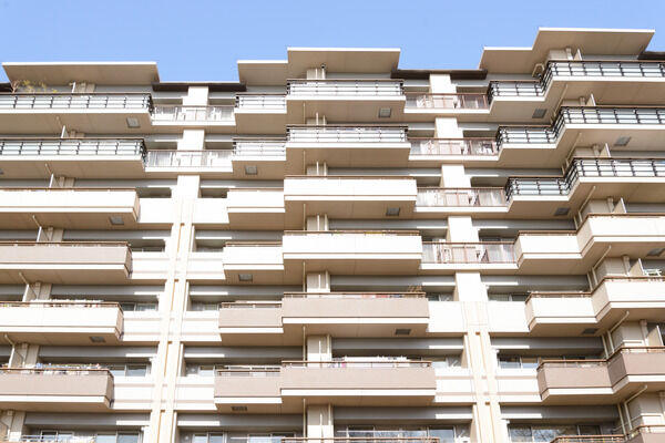 【パークシティ武蔵野桜堤 桜景邸】まわりの景色と調和しやすい、落ち着いた色調の外壁。		 【パークシティ武蔵野桜堤 桜景邸】まわりの景色と調和しやすい、落ち着いた色調の外壁。