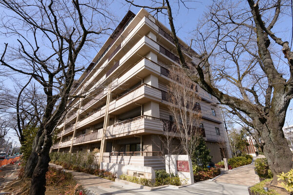 【パークシティ武蔵野桜堤 桜景邸】敷地内の木々や草花が四季によって表情を変えます。		 【パークシティ武蔵野桜堤 桜景邸】敷地内の木々や草花が四季によって表情を変えます。