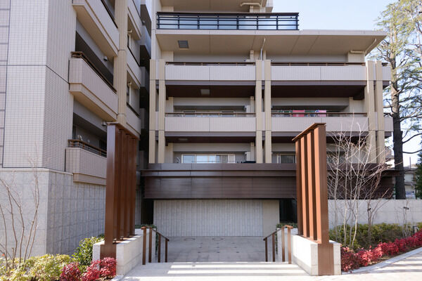 駐車場は敷地内に345台分設置。ゴミ置場は、2ヵ所設置。