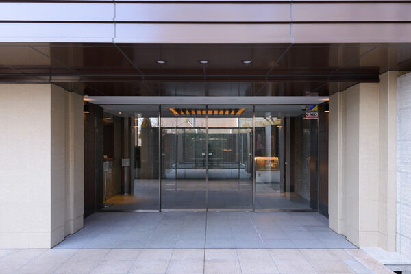 ゆったりとしたメインエントランスが快適な空間に誘います。		