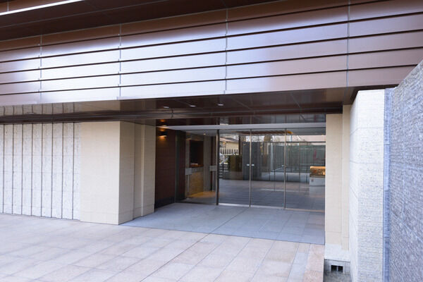 繊細なラインがスタイリッシュな天然石のデザインウォール。		