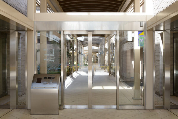 シックな扉でお出迎え。オートロックなのでセキュリティも安心です。		