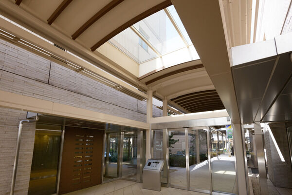 光をたっぷり取り込む設計になっているエントランス。