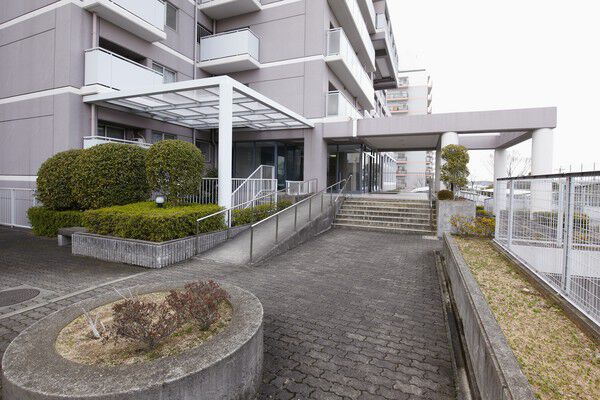 エントランスアプローチにはスロープを設置し、バリアフリーに。