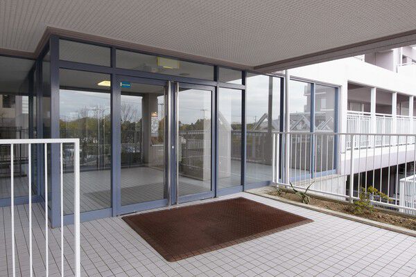 オートロックシステムを採用したエントランス。