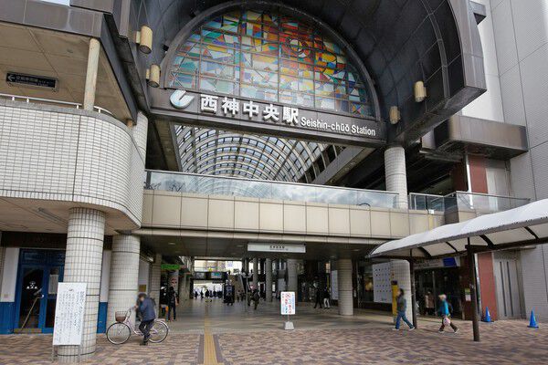 神戸市西神山手線「西神中央」駅は約320m（徒歩4分）。		