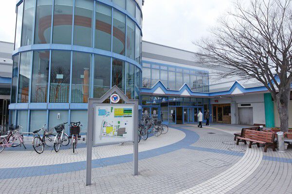 スーパーやレストランが集まる「かすがプラザ」へは約900m(徒歩12分)。