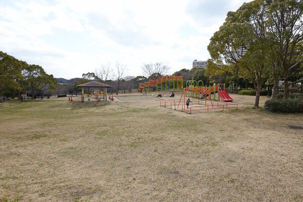大型の遊具を備えた「樫野台公園」へは約160m(徒歩2分)。
