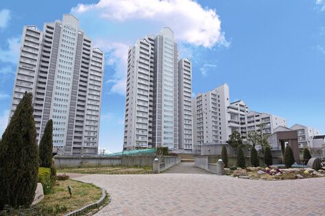 青空にとけこむオフホワイトと大地になじむアースブラウンで構成。		