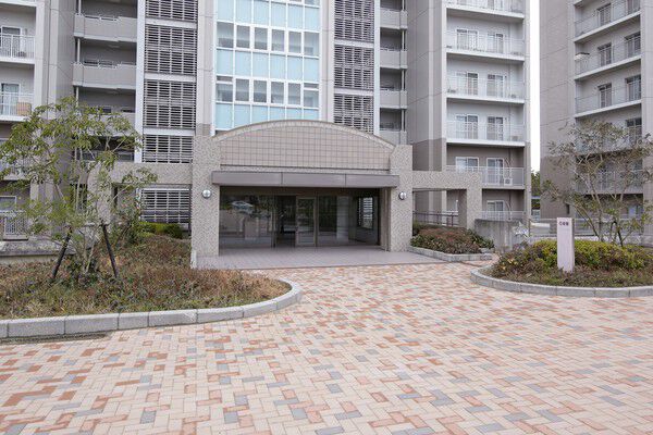 敷地内の広場には、50種類以上の樹木や、草花が配されています。		