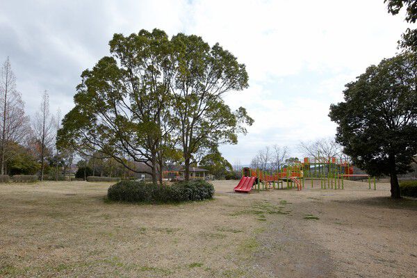 大型の遊具を備えた「樫野台公園」へは約80m(徒歩1分)。