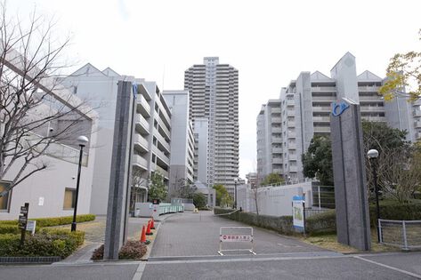 整然と区画整理がなされた一角に立地しています。		