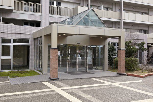 洗練とモダンさを感じさせる2番館のエントランス。