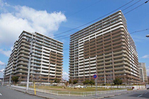 【フィレール西神南】敷地南角は「西神南池谷公園」に隣接し、開放感あふれる立地です。		