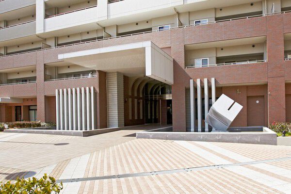 メインエントランスには石のモニュメントや修景池を配し、上質感を演出。		 メインエントランスには石のモニュメントや修景池を配し、上質感を演出。