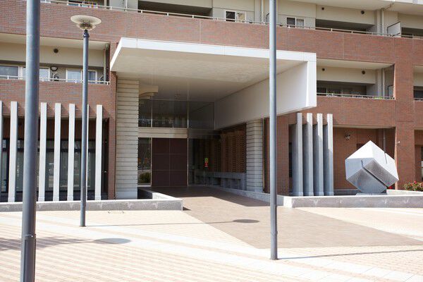 エントランス前にはシンボルツリーのあるウエルカムパークが設けられています。		 エントランス前にはシンボルツリーのあるウエルカムパークが設けられています。