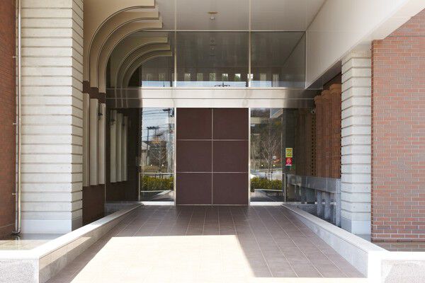 エントランスを抜け、共用施設を集約したコミュニティハウスには天然温泉も。		 エントランスを抜け、共用施設を集約したコミュニティハウスには天然温泉も。