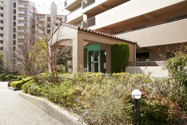 オレンジ色の洋瓦葺の屋根とタイルの質感が印象的なセンター棟のアプローチ。