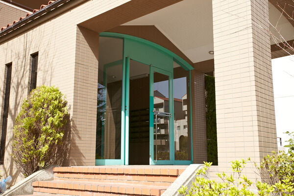 エメラルドグリーンのエントランスドアが訪れる人を暖かく迎えます。		