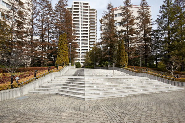 夜にはガス棟に温かな光が点る「ガス灯の広場」。		