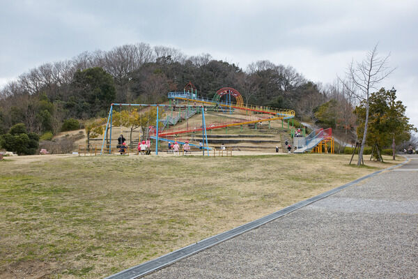 多彩な遊具が設置された「井吹台東公園」は約330m（徒歩5分）。