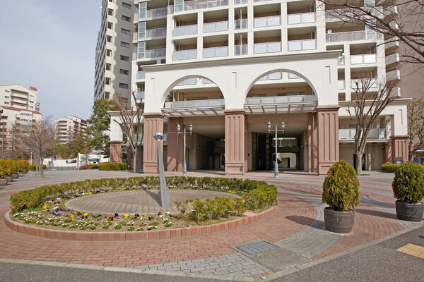 アーティスティックな日時計が目を惹く「日時計の広場」。		