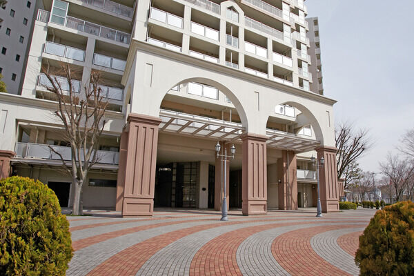 ゆったりとした曲線を描くインターロッキングと、アーチが印象的な2号棟正面。		