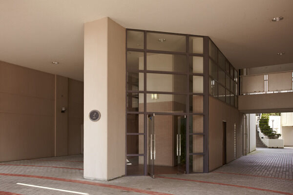 ガラスウォールと淡いアースカラーの柱がシックな趣を醸し出す、2号棟エントランス。