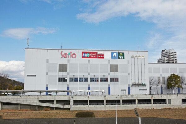 「西神南」駅前にある商業施設「セリオ西神南」は、約80m（徒歩1分）。