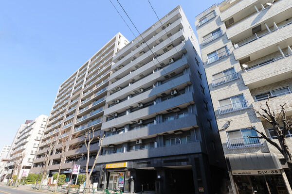 【パークノヴァ三鷹】総戸数50戸。周囲は住宅地なので公共施設や店舗も揃い、生活に便利な環境です。