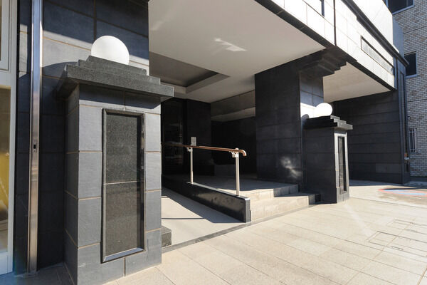 都会的でハイセンスなデザインのエントランス。スロープも完備。