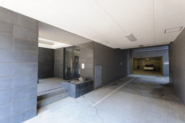 エントランス脇にある50台収容の駐輪場、ゴミ置場への入口。