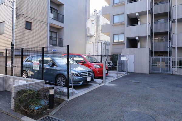 操作キーで自動作動する2段駐車方式の駐車場を6台分設置しています。		