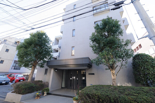 オートロック式のエントランスでセキュリティもしっかり守ります。		