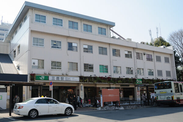 中央本線「三鷹」駅は、徒歩18分。