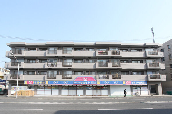 【金沢文庫パークホームズ】1Fはドラックストアがあり、住居は2Fからとなっています。	 【金沢文庫パークホームズ】1Fはドラックストアがあり、住居は2Fからとなっています。