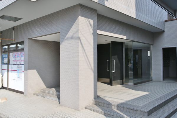 エントランス内には、オートロックシステムが配備されています。		