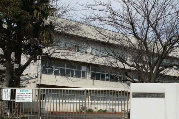 「横浜市立釜利谷東小学校」までは、約300m（徒歩4分）。		