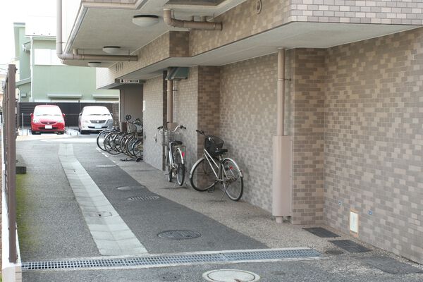 安全に配慮し歩行者と車の動線を分け、駐車場は敷地裏に配置。		