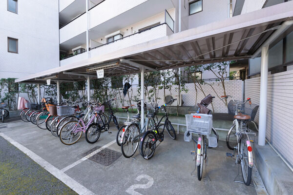 敷地内には、計2ヵ所合計46台収容の駐輪場を設置。 敷地内には、計2ヵ所合計46台収容の駐輪場を設置。