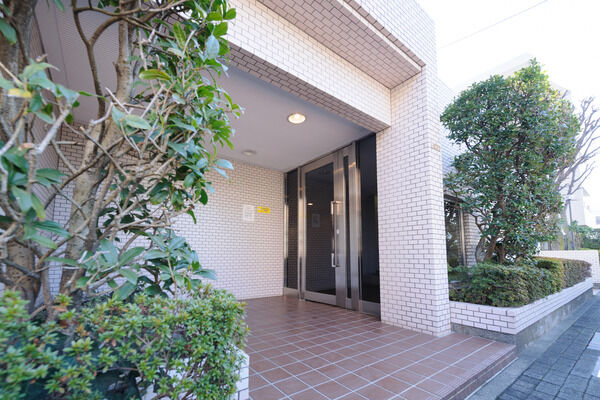 ダウンライトがエレガントな雰囲気を醸し出すエントランス。 ダウンライトがエレガントな雰囲気を醸し出すエントランス。