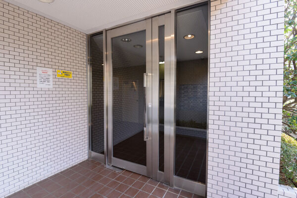 エントランスの壁は磁器タイル貼りで格調高く。 エントランスの壁は磁器タイル貼りで格調高く。