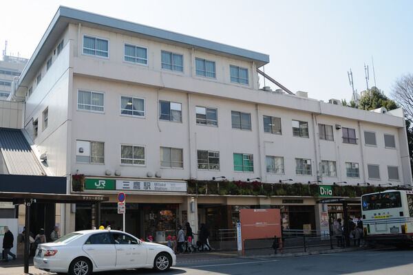 中央本線「三鷹」駅は、徒歩12分。  中央本線「三鷹」駅は、徒歩12分。